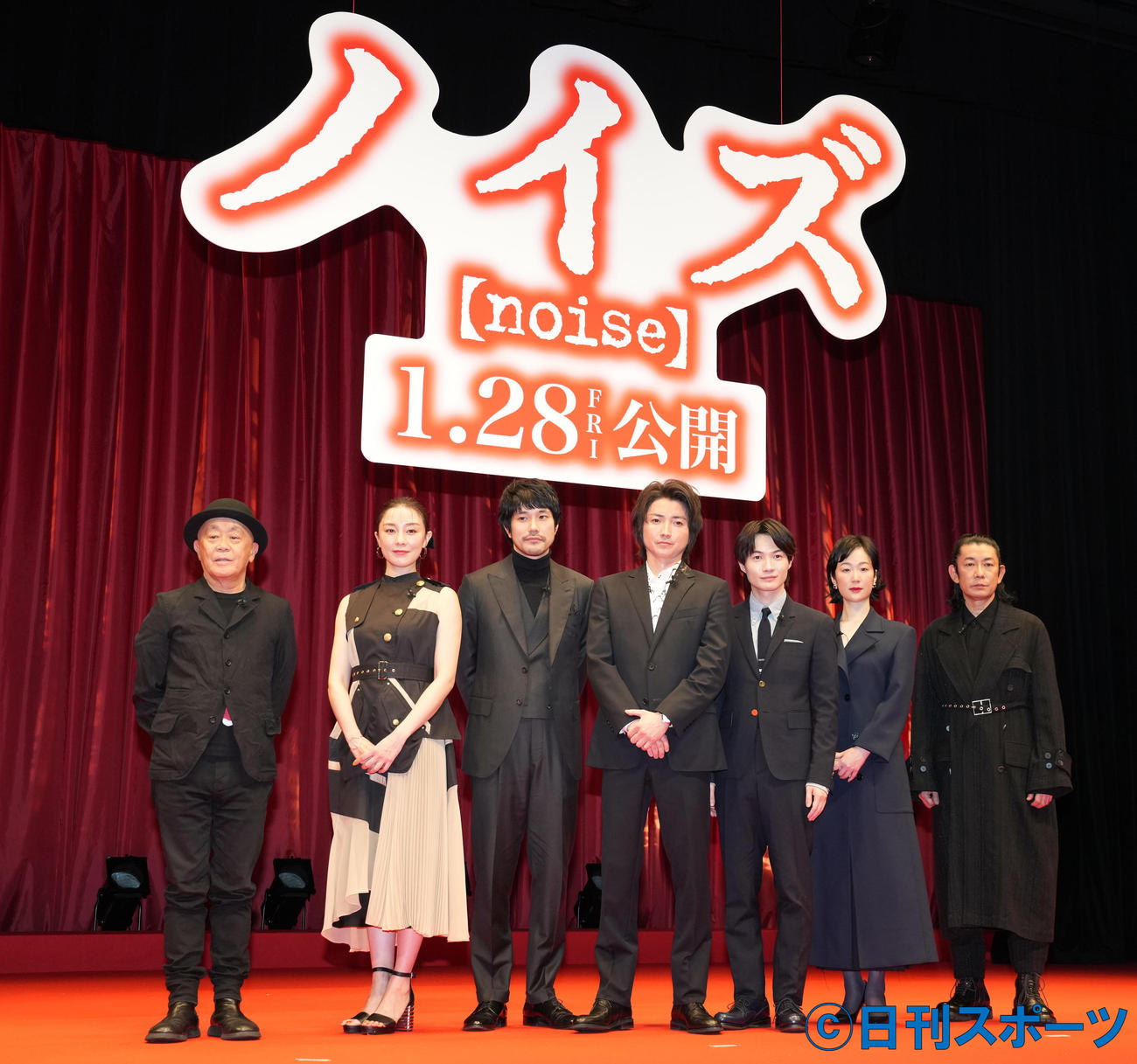 映画「ノイズ」ジャパンプレミアのフォトセッションで写真に納まる、左から廣木隆一監督、伊藤歩、松山ケンイチ、藤原竜也、神木隆之介、黒木華、永瀬正敏（撮影・鈴木みどり）