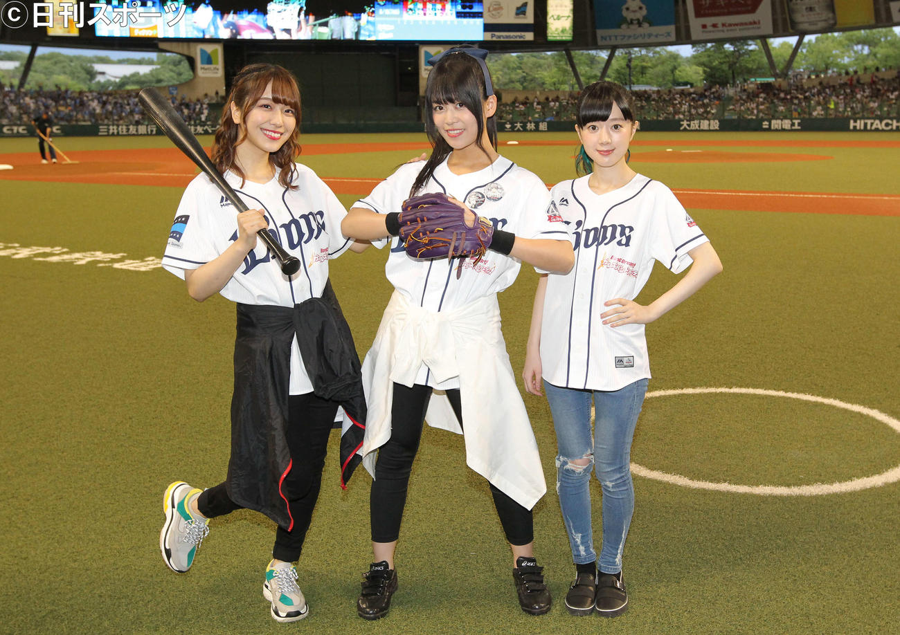 2018年8月の西武対オリックスで始球式前に記念撮影する声優の、左から愛美、相羽あいな、工藤晴香