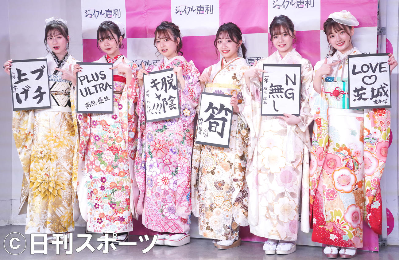 イベントに出席し書き初めを披露する、左から坂本瑞帆、高梨優佳、わたげ、石川翔鈴、石川涼楓、夢咲ももな（撮影・佐藤勝亮）