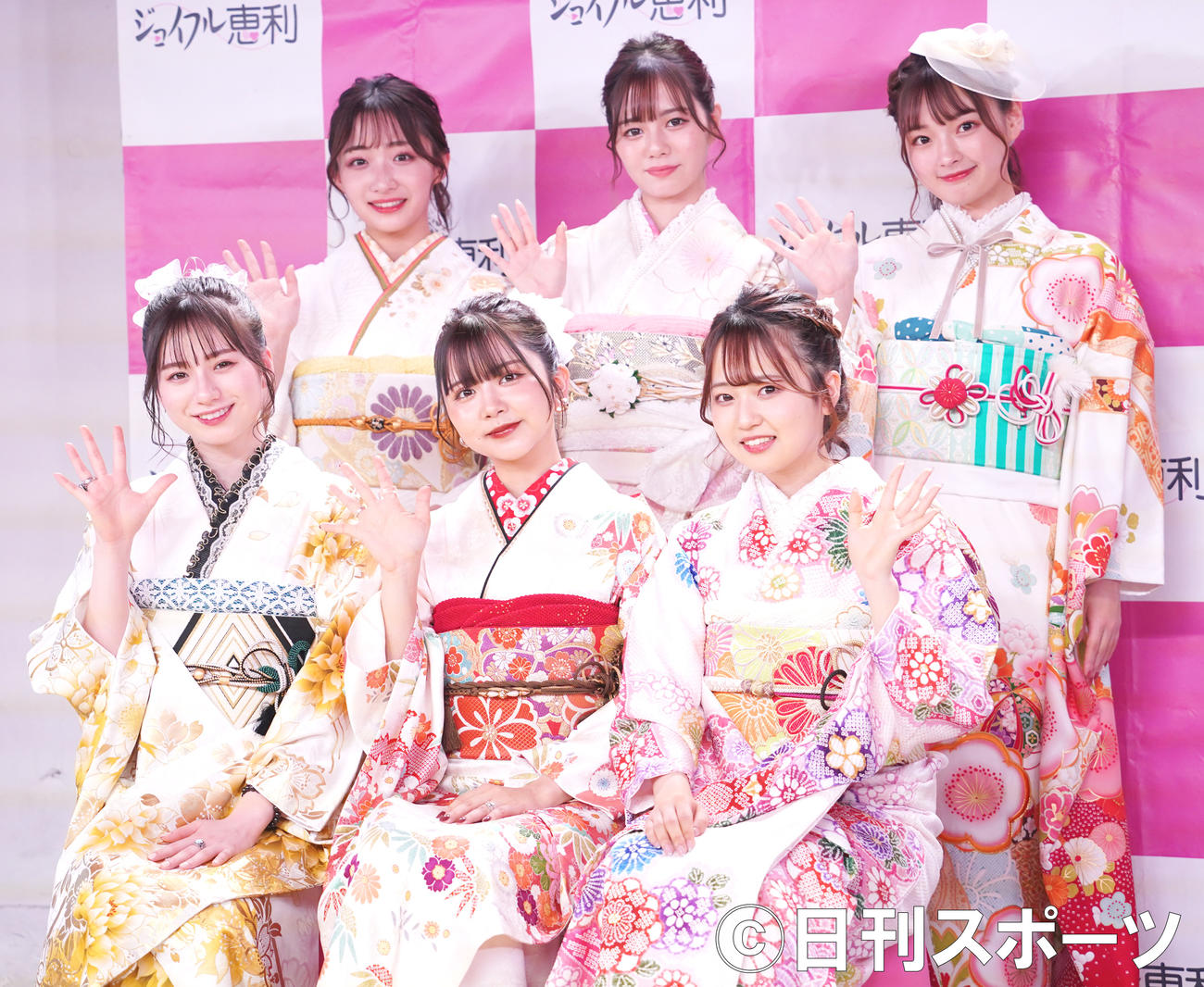 イベントに出席した（後列左から時計回りに）石川翔鈴、石川涼楓、夢咲ももな、わたげ、高梨優佳、坂本瑞帆（撮影・佐藤勝亮）