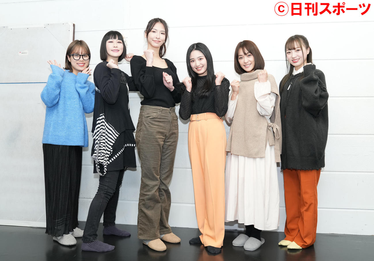 「暗号少女～瀬名奈月の事件簿～」の制作発表会見でポーズをとる、左からいわたまりあ、鳥居みゆき、奈月セナ、佐竹桃華、金子みひろ、東由樹（撮影・菅敏）