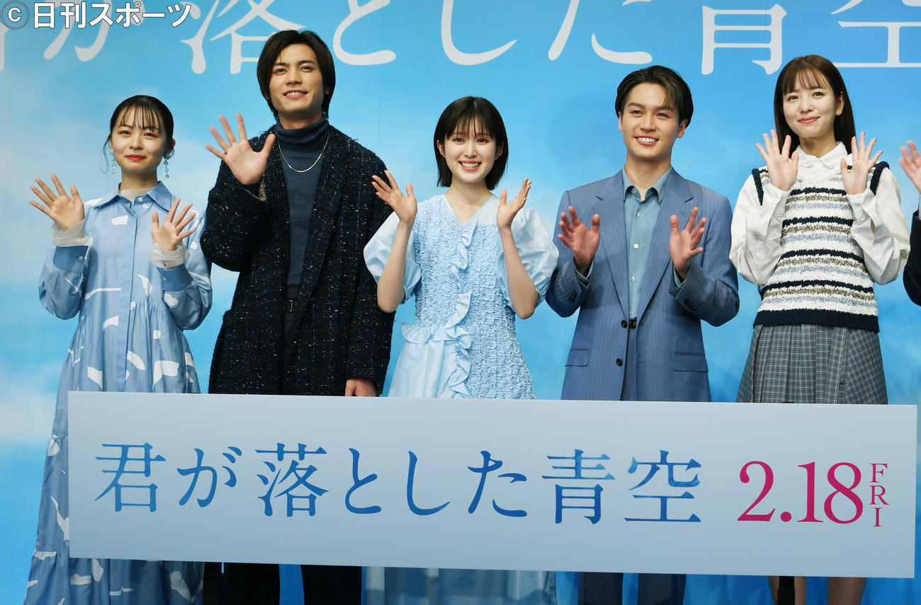 映画「君が落とした青空」完成報告イベントで、記念撮影する左から莉子、板垣瑞生、福本莉子、松田元太、横田真悠（撮影・酒井清司）