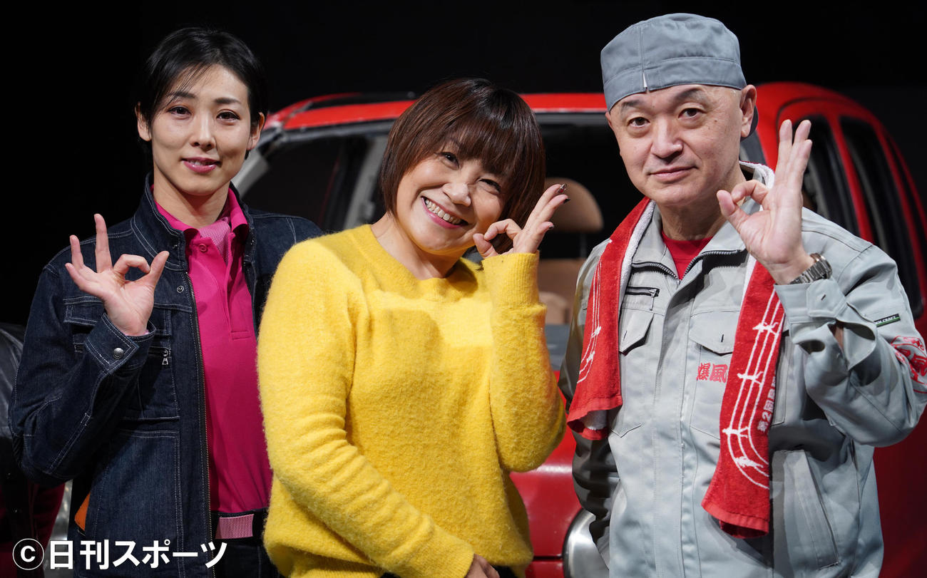 舞台「ナビゲーション」の囲み取材に応じた、左から鳳恵弥、松本梨香、パッパラー河合（撮影・佐藤勝亮）