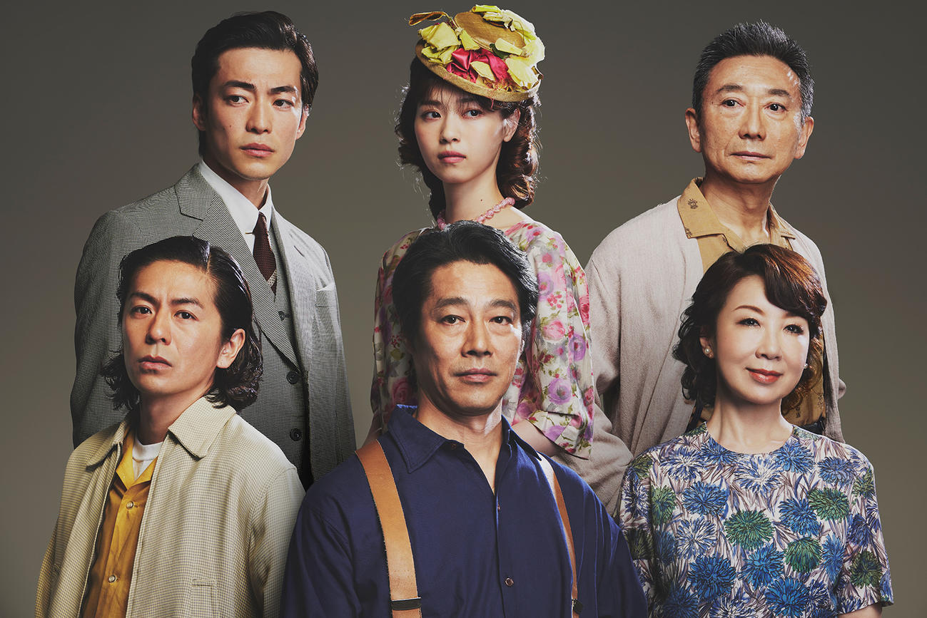 舞台「COCOON PRODUCTION 2022 DISCOVER WORLD THEATRE vol．12『みんな我が子』－All My Sons－」に出演する、前列左から森田剛、堤真一、伊藤蘭。後列左から大東駿介、西野七瀬、山崎一