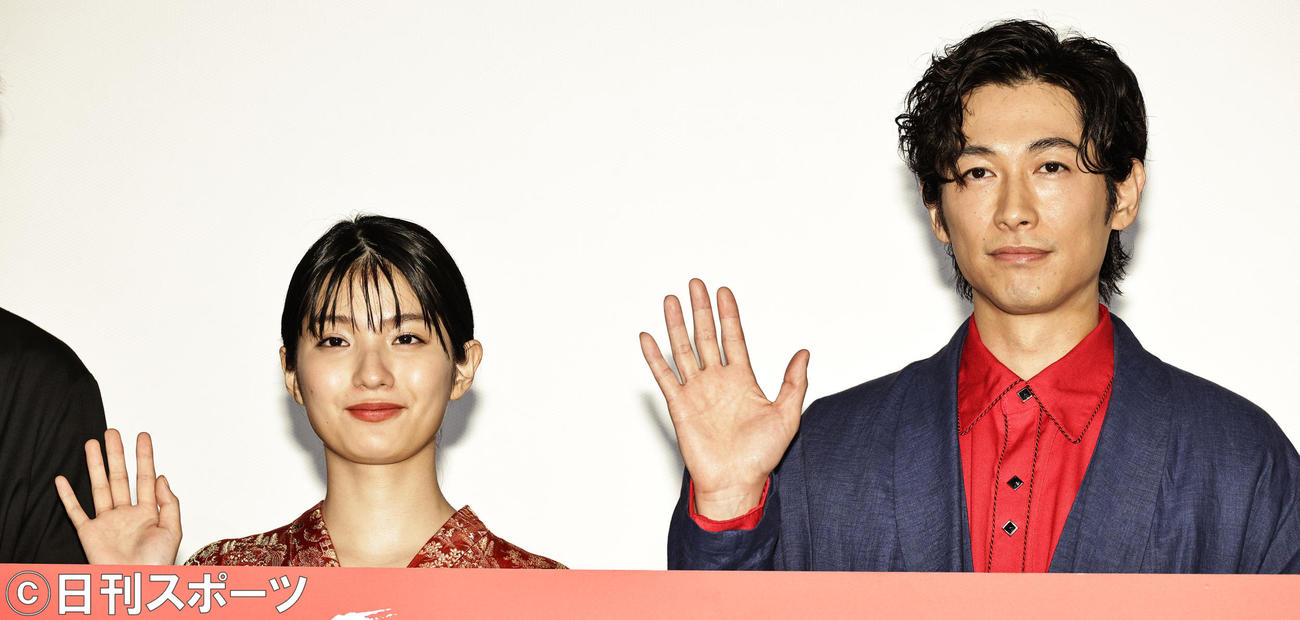映画「Pure Japanese」完成披露舞台あいさつを行った蒔田彩珠（左）とディーン・フジオカ（撮影・中島郁夫）