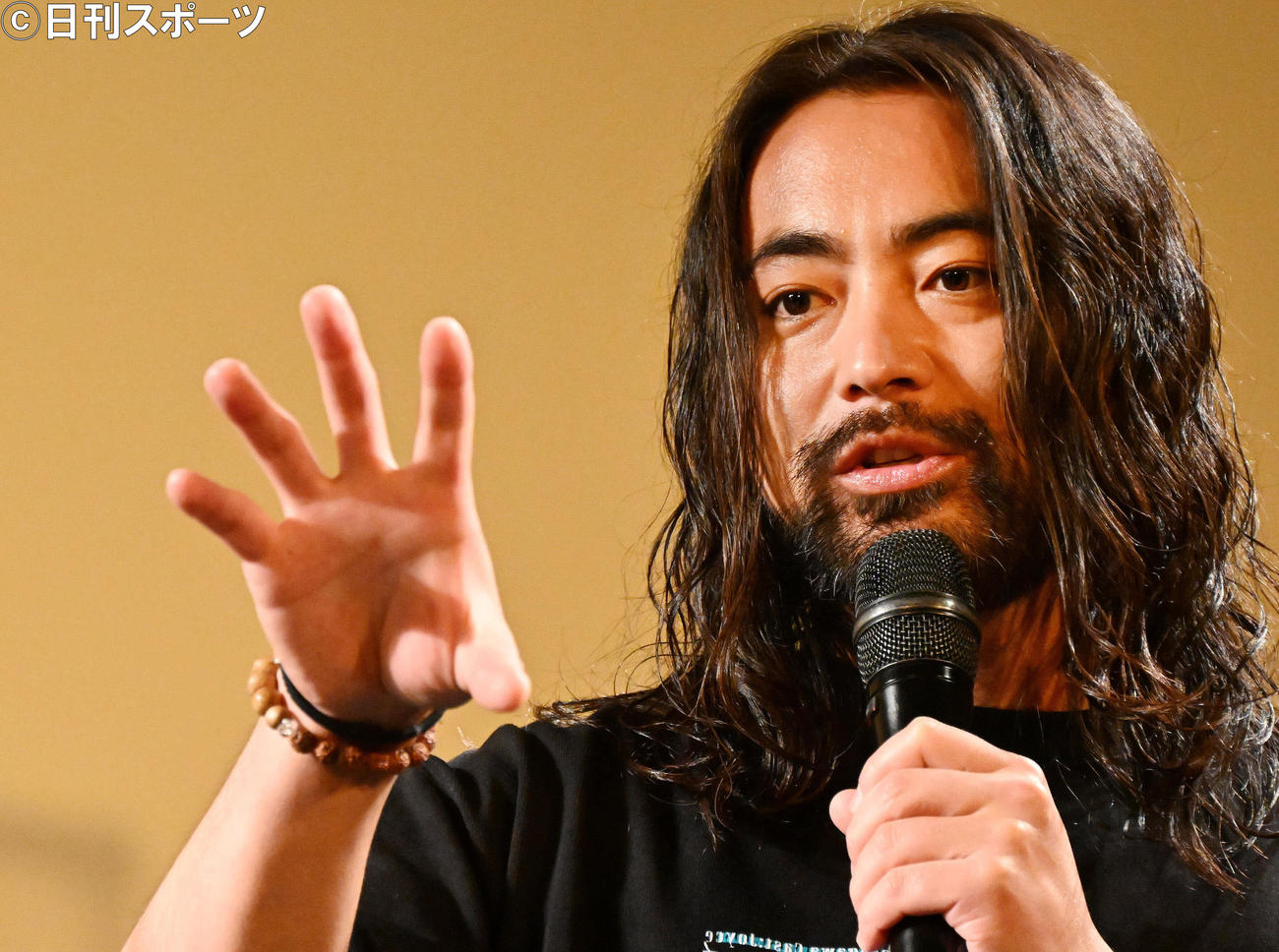 映画「MIRRORLIAR FILMS Season2」完成披露試写会舞台あいさつで手ぶりを交え話す山田孝之（撮影・滝沢徹郎）