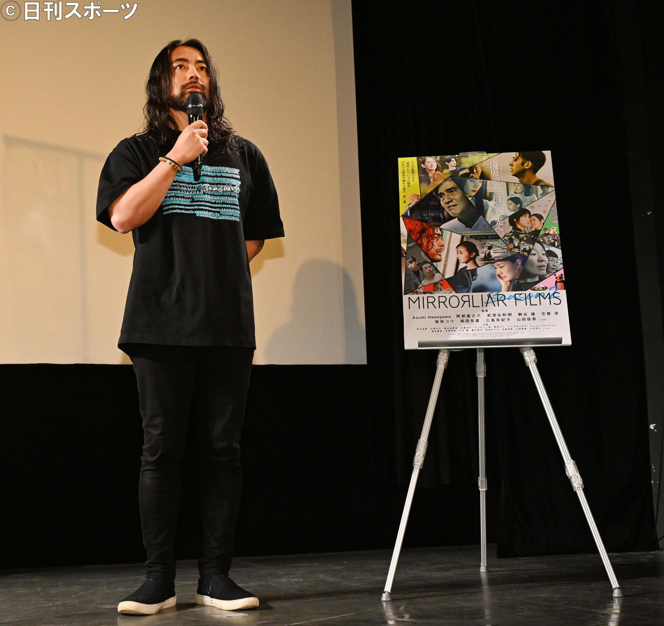 映画「MIRRORLIAR FILMS Season2」完成披露試写会舞台あいさつで話す山田孝之（撮影・滝沢徹郎）