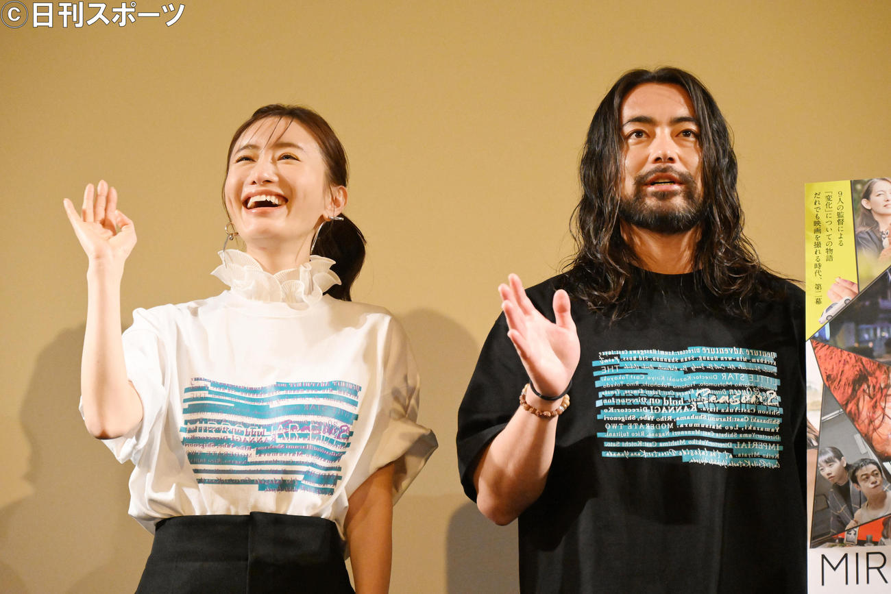 映画「MIRRORLIAR FILMS Season2」完成披露試写会舞台あいさつでカメラに手を振る松本まりか（左）と山田孝之（撮影・滝沢徹郎）