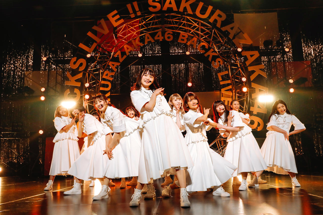 「BACKS LIVE！！」でパフォーマンスする櫻坂46。手前中央は増本綺良