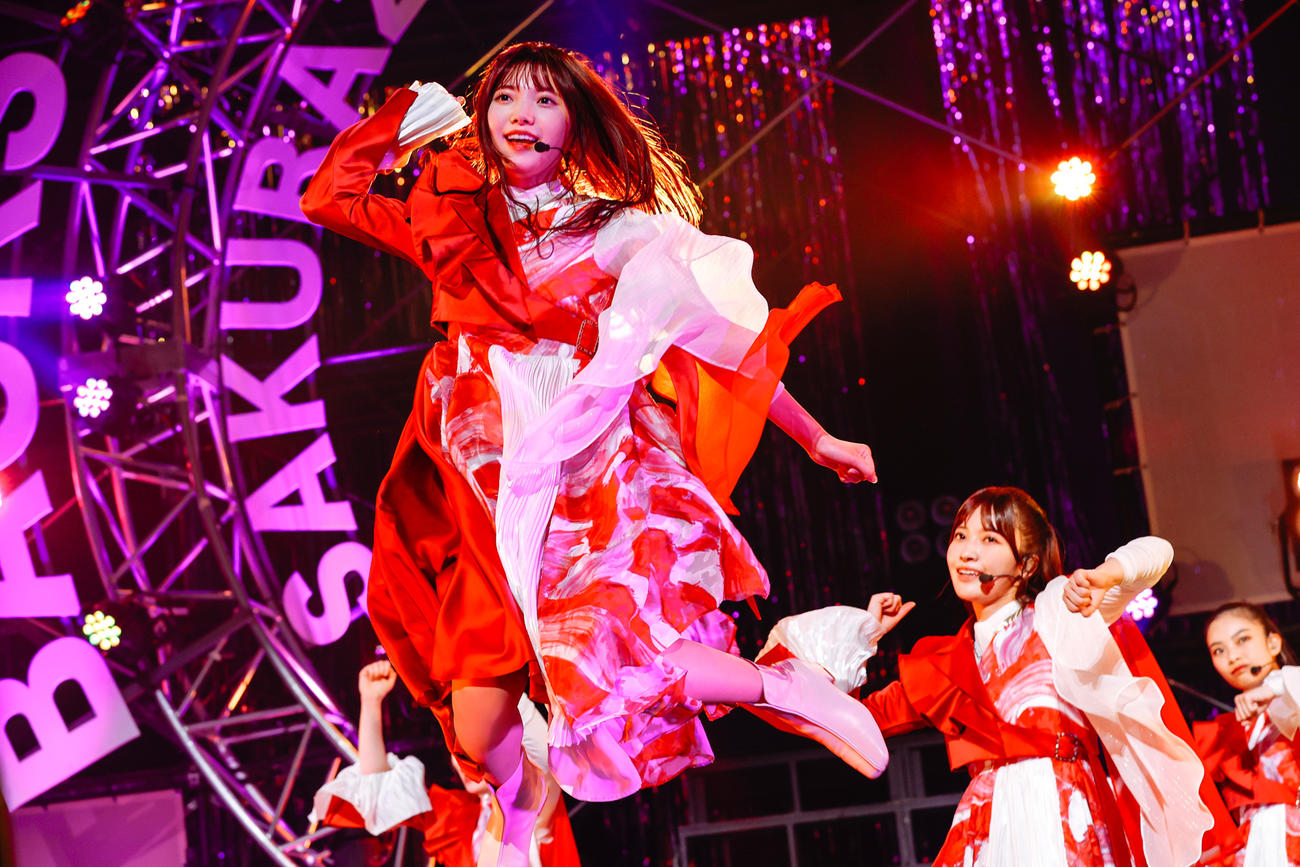 「BACKS LIVE！！」でパフォーマンスする櫻坂46。手前は上村莉菜