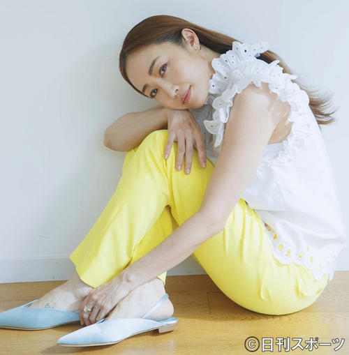 雑誌「美的」3月号の表紙を務める神崎恵