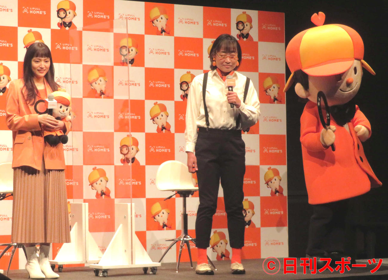 LIFULL HOME'S新CM発表会に登壇した川口春奈（左）と眼鏡をかけて山里亮太になりきった山崎静代（撮影・村上幸将）