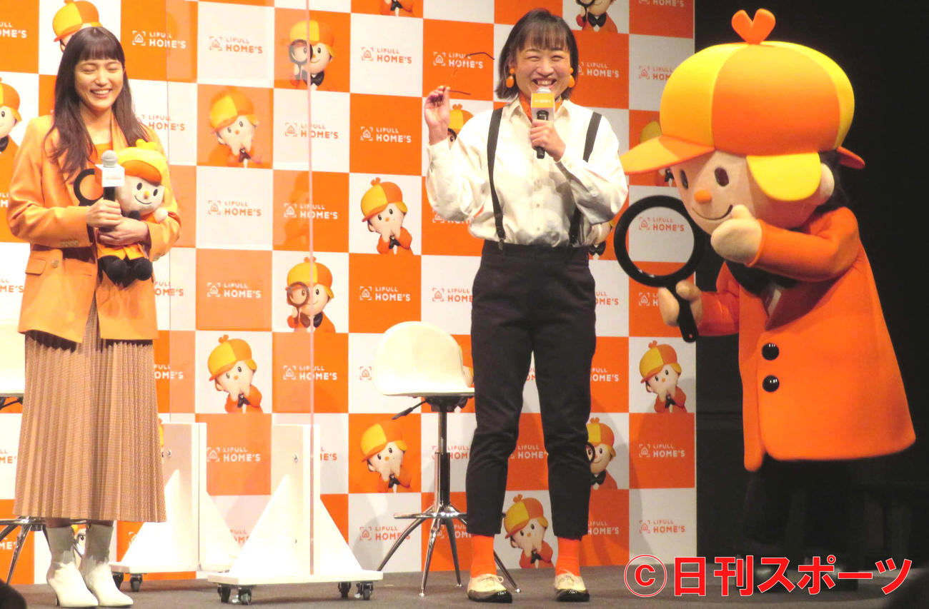 LIFULL HOME'S新CM発表会に登壇した川口春奈（左）と眼鏡をかけて山里亮太になりきった山崎静代（撮影・村上幸将）