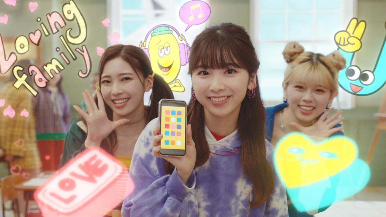 新テレビCM「スマホデビューのお約束」篇に出演するNiziU。左からMAYUKA、MIIHI、RIKU