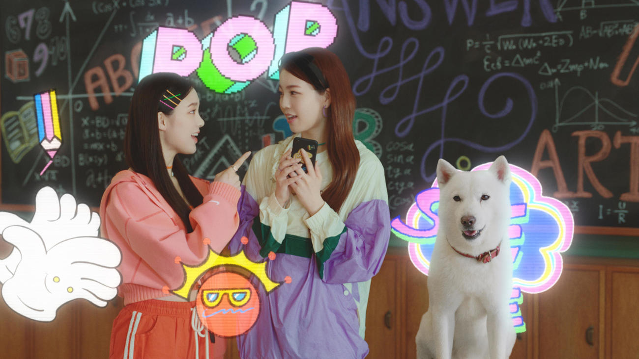 新テレビCM「スマホデビューのお約束」篇に出演するNiziU。左からRIO、AYAKA