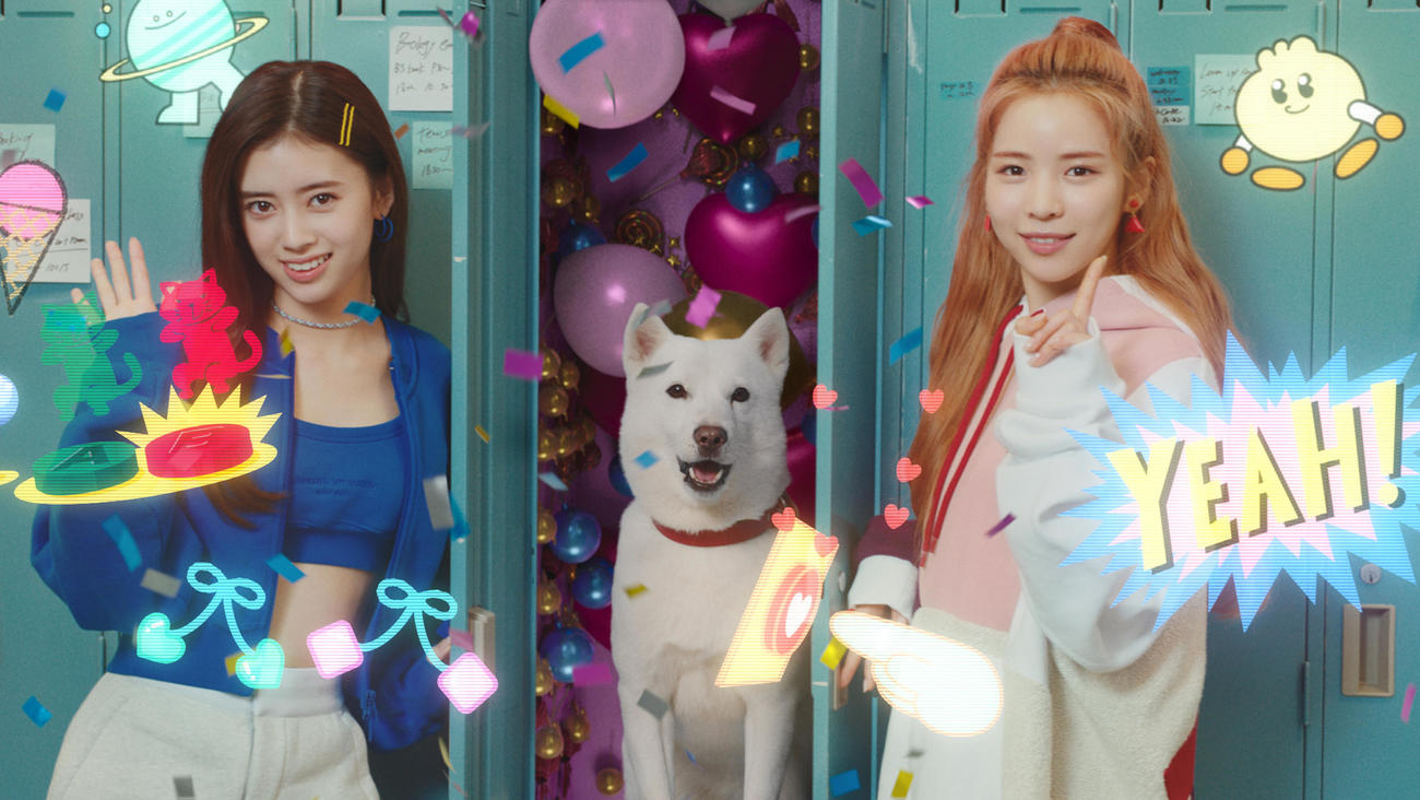 新テレビCM「スマホデビューのお約束」篇に出演するNiziU。左からRIMA、MAYA