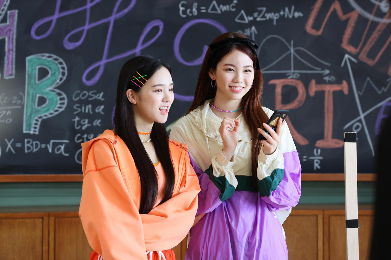 新テレビCM「スマホデビューのお約束」篇に出演するNiziU。左からRIO、AYAKA