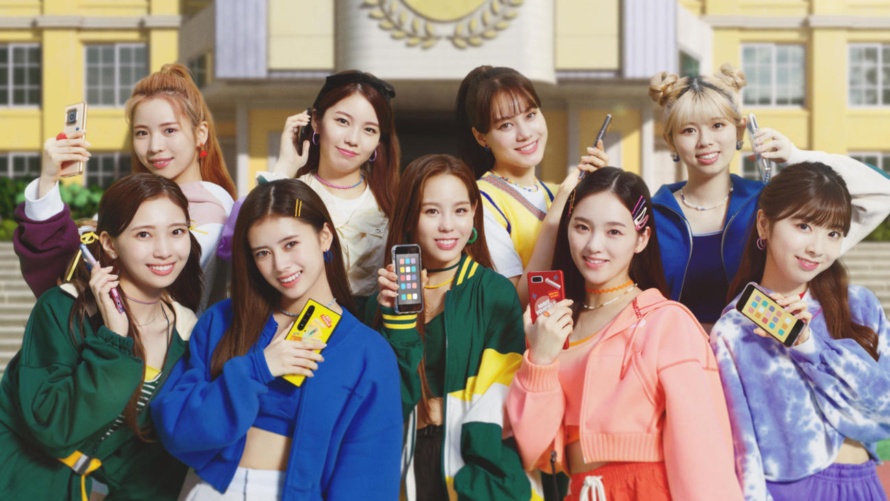 新テレビCM「スマホデビューのお約束」篇に出演するNiziU。後列左から時計回りにMAYA、AYAKA、NINA、RIKU、MIIHI、RIO、MAKO、RIMA、MAYUKA