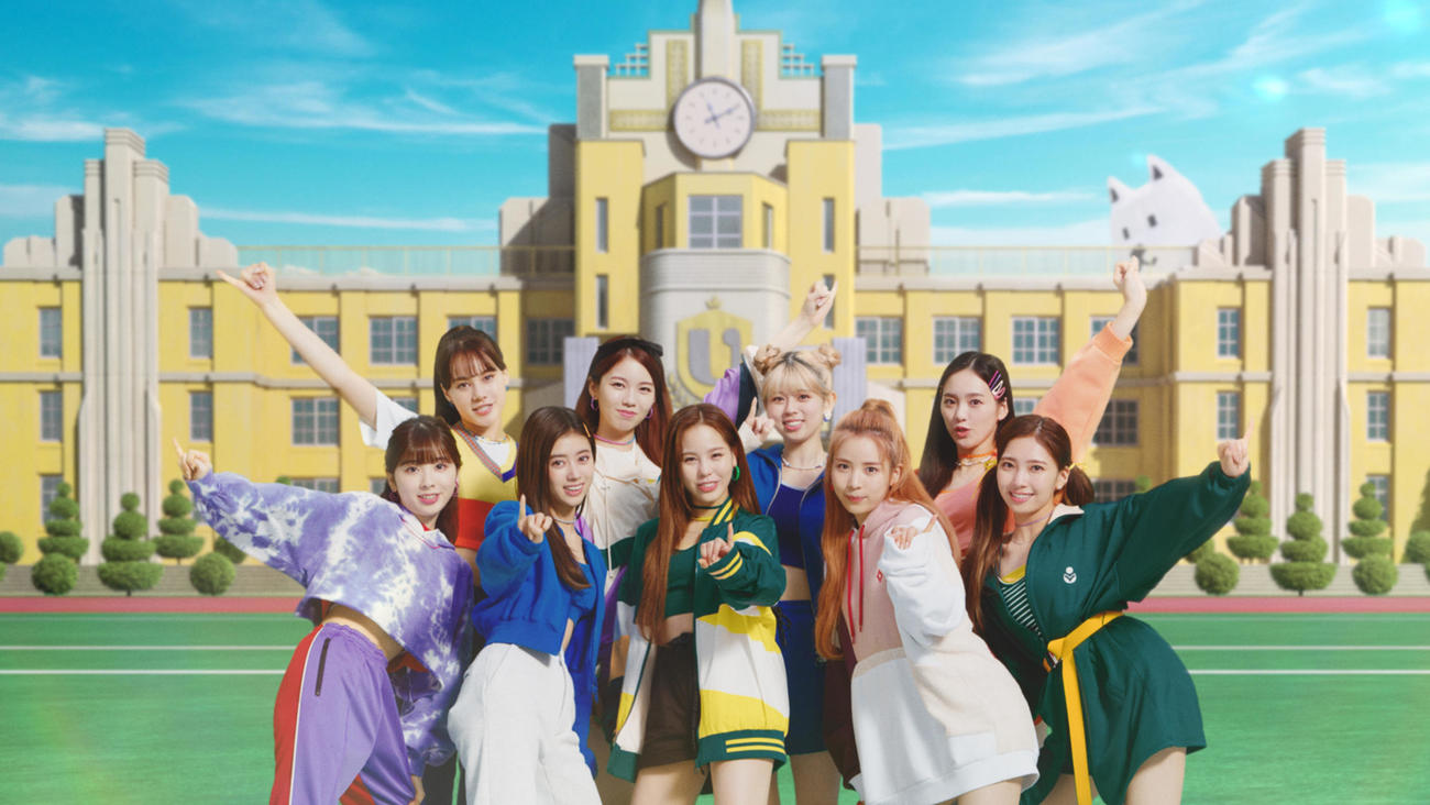 新テレビCM「スマホデビューのお約束」篇に出演するNiziU。（後列左から時計回りに）NINA、AYAKA、RIKU、RIO、MAYUKA、MAYA、MAKO、RIMA、MIIHI