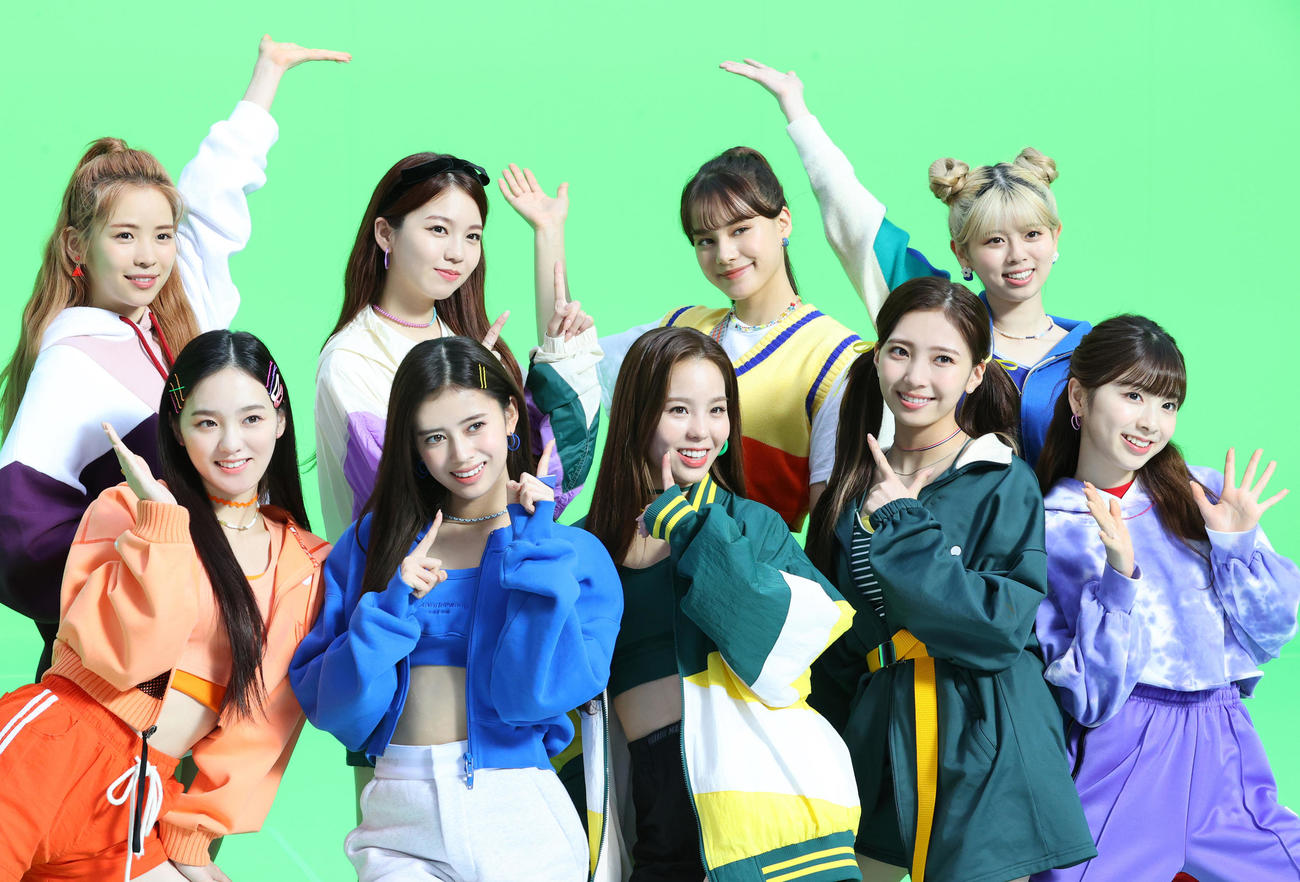 新テレビCM「スマホデビューのお約束」篇に出演するNiziU。後列左から時計回りにMAYA、AYAKA、NINA、RIKU、MIIHI、MAYUKA、MAKO、RIMA、RIO