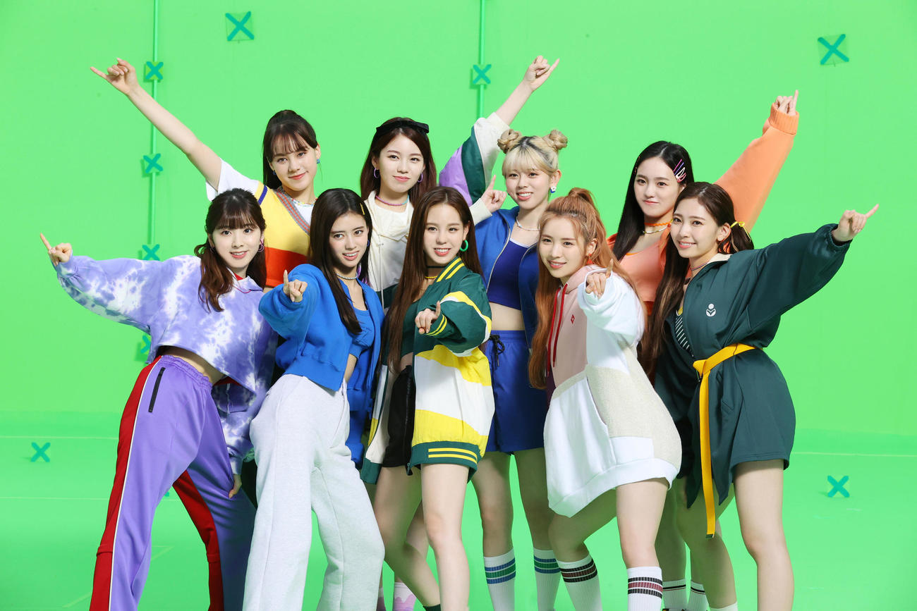 新テレビCM「スマホデビューのお約束」篇に出演するNiziU。後列左から時計回りにNINA、AYAKA、RIKU、RIO、MAYUKA、MAYA、MAKO、RIMA、MIIHI