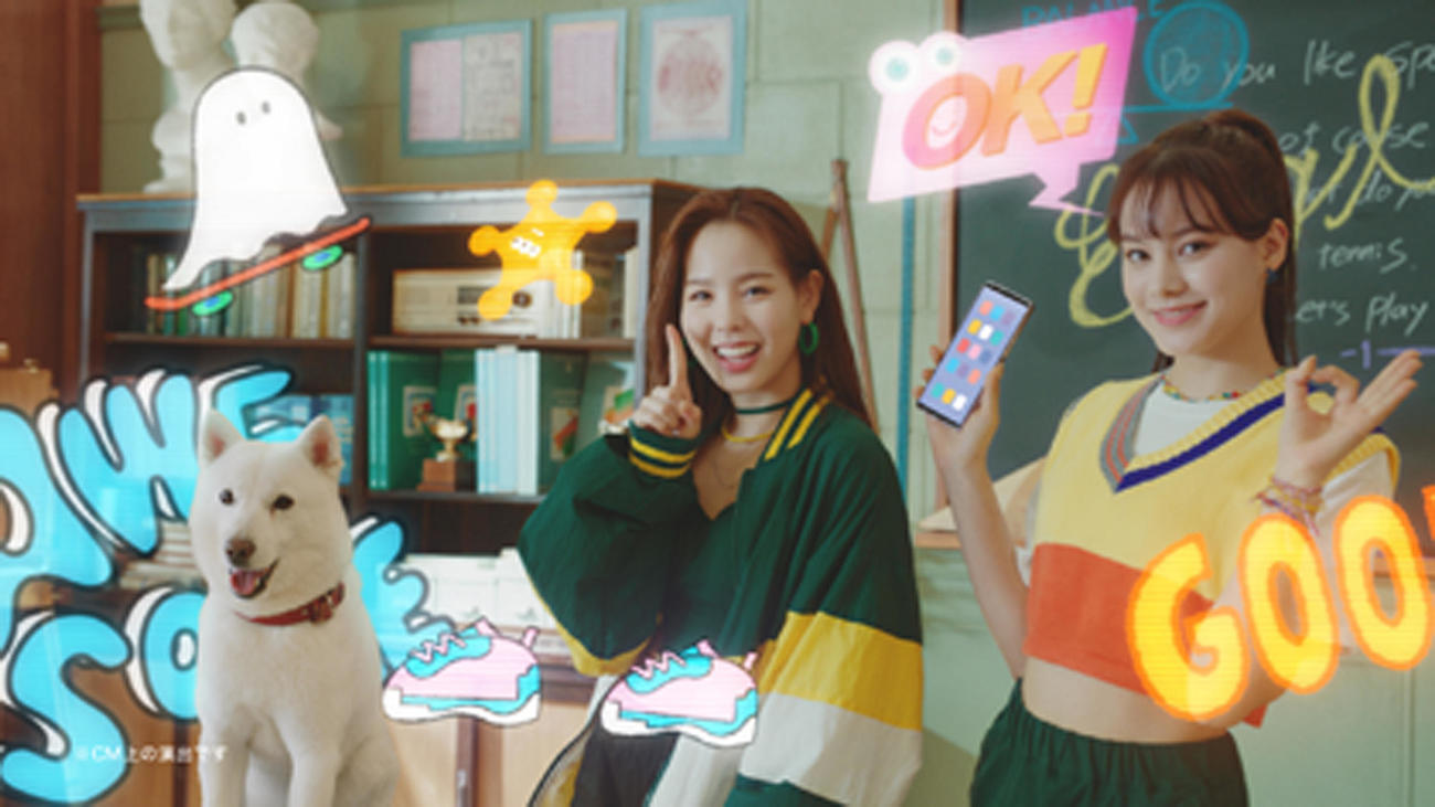新テレビCM「スマホデビューのお約束」篇に出演するNiziU。左からMAKO、NINA
