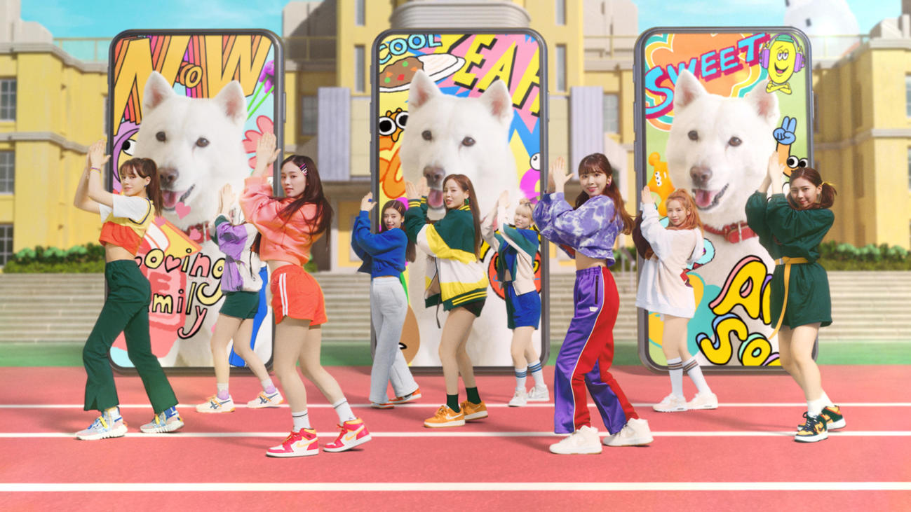 新テレビCM「スマホデビューのお約束」篇に出演するNiziU。後列左から時計回りにAYAKA、RIMA、RIKU、MAYA、MAYUKA、MIIHI、MAKO、RIO、NINA