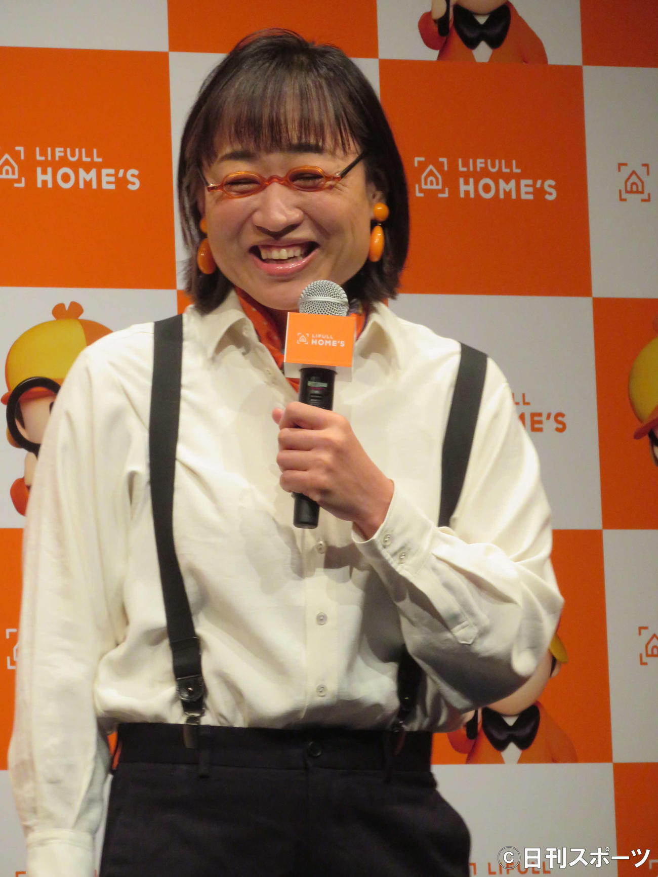 LIFULL HOME'S新CM発表会に眼鏡をかけて山里亮太になりきって登壇した山崎静代（撮影・村上幸将）