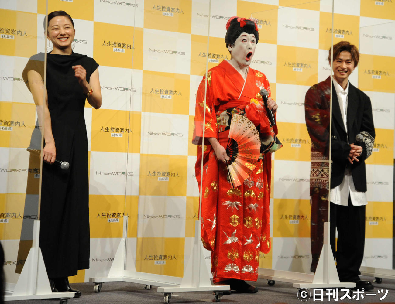 YouTubeドラマ「人生投資案内人　林田唯」配信記念イベントでコウメ太夫（中央）のネタ披露に笑顔をみせる中越典子（左端）と曽田陵介（撮影・松尾幸之介）