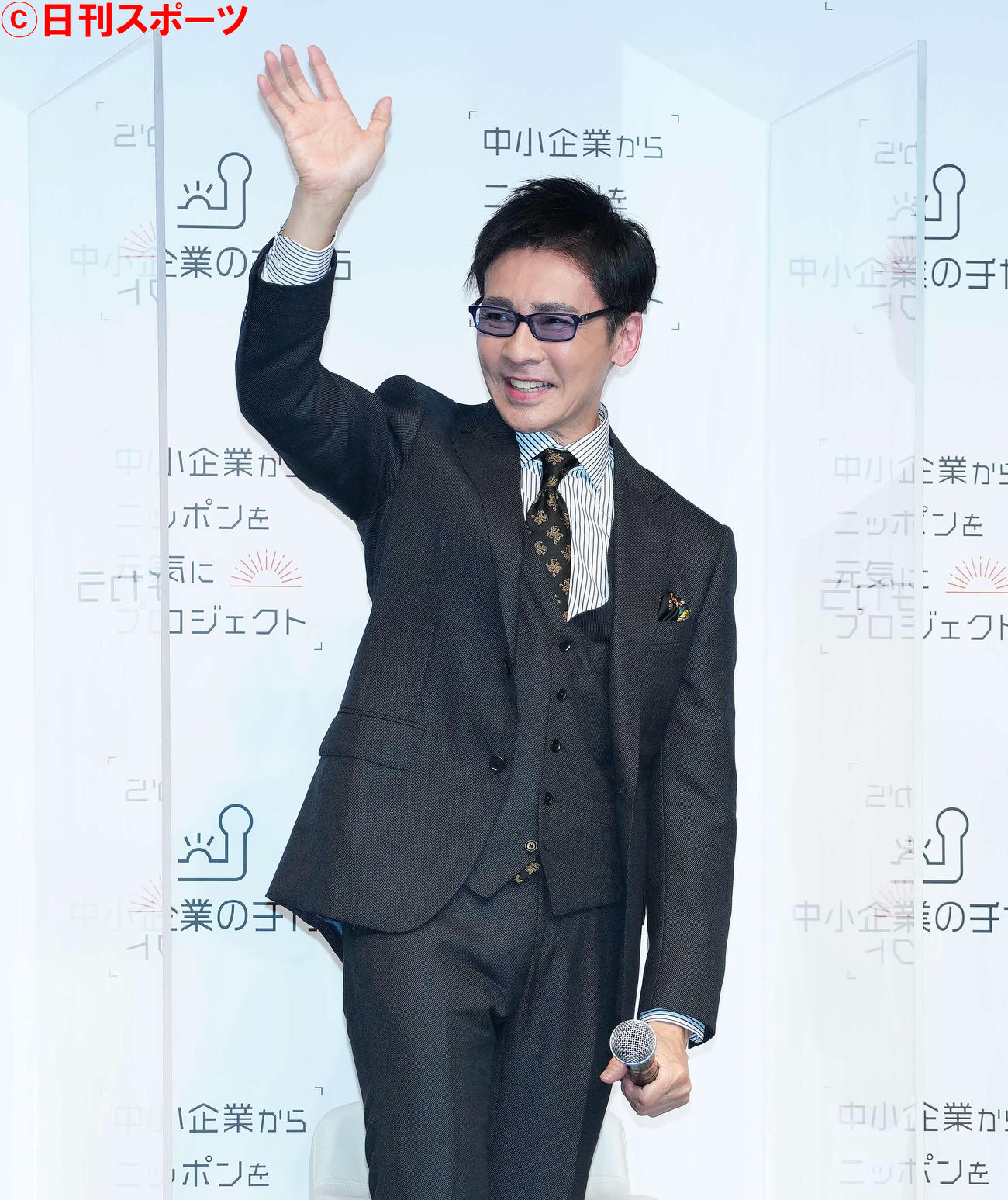 「中小企業からニッポンを元気にプロジェクト」第3期発表会に登壇し、手を振る郷ひろみ（撮影・江口和貴）
