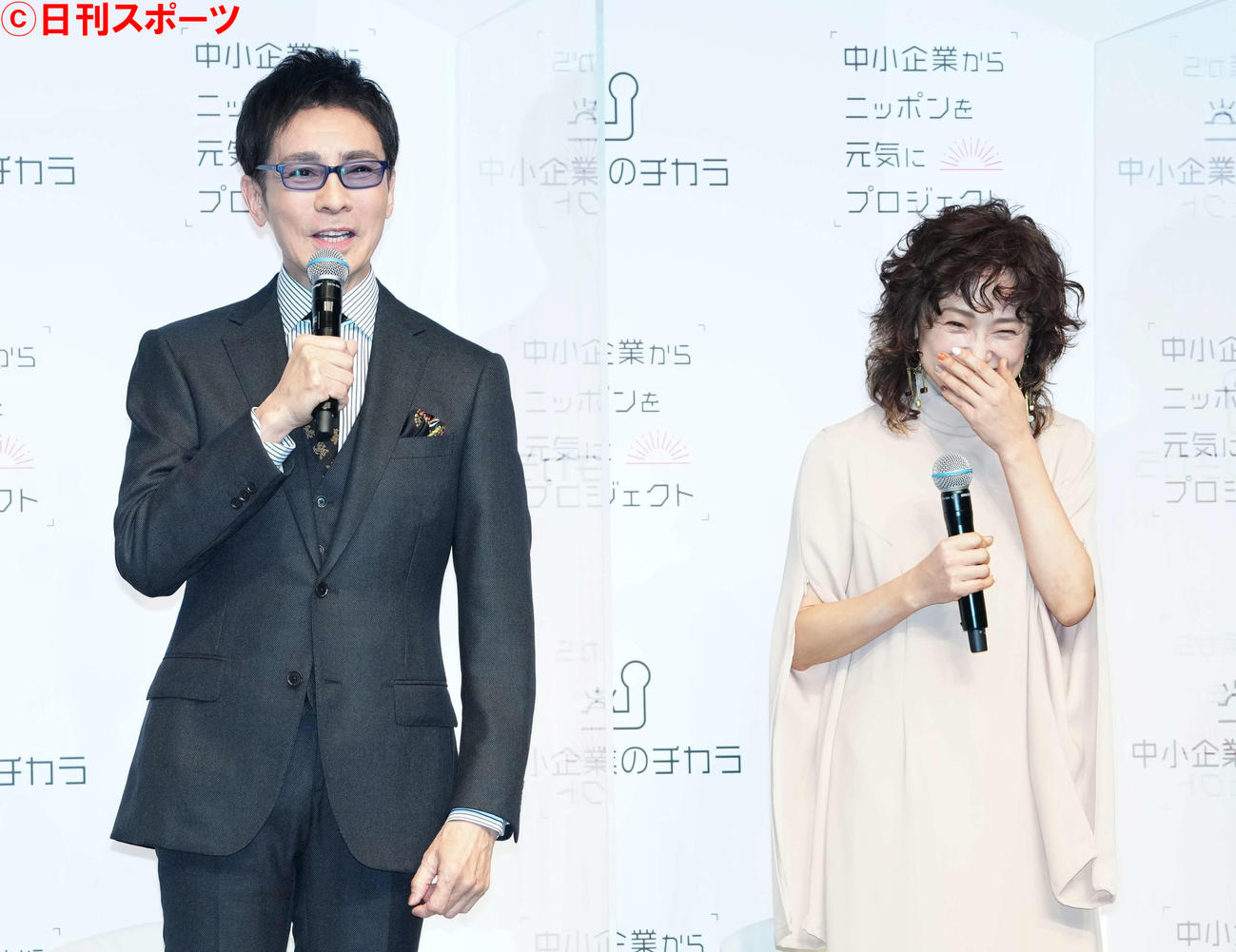 「中小企業からニッポンを元気にプロジェクト」第3期発表会に登壇し、あいさつする郷ひろみ（左）。右は永作博美（撮影・江口和貴）