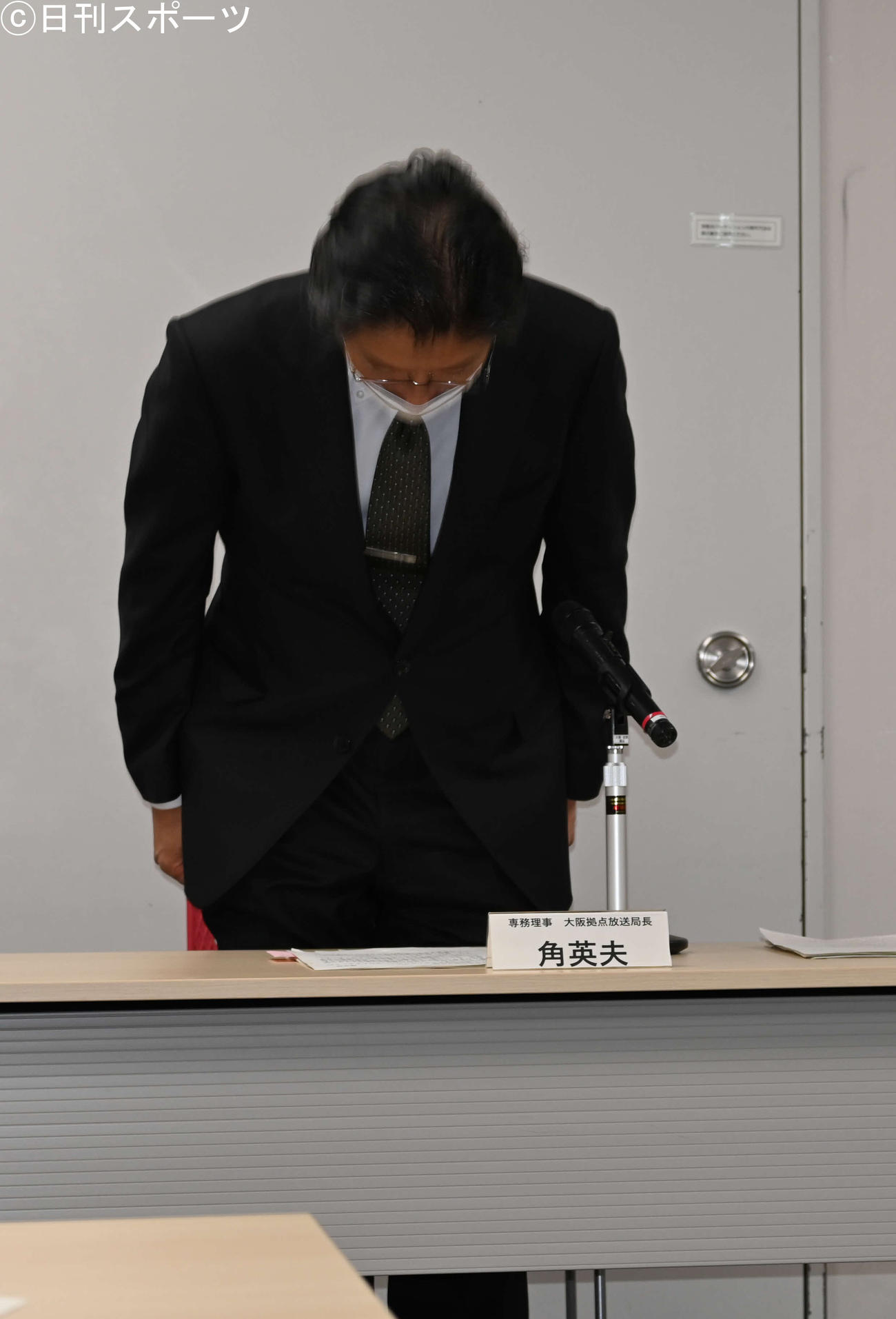定例会見で謝罪するNHK大阪放送局の角英夫局長（撮影・松浦隆司）