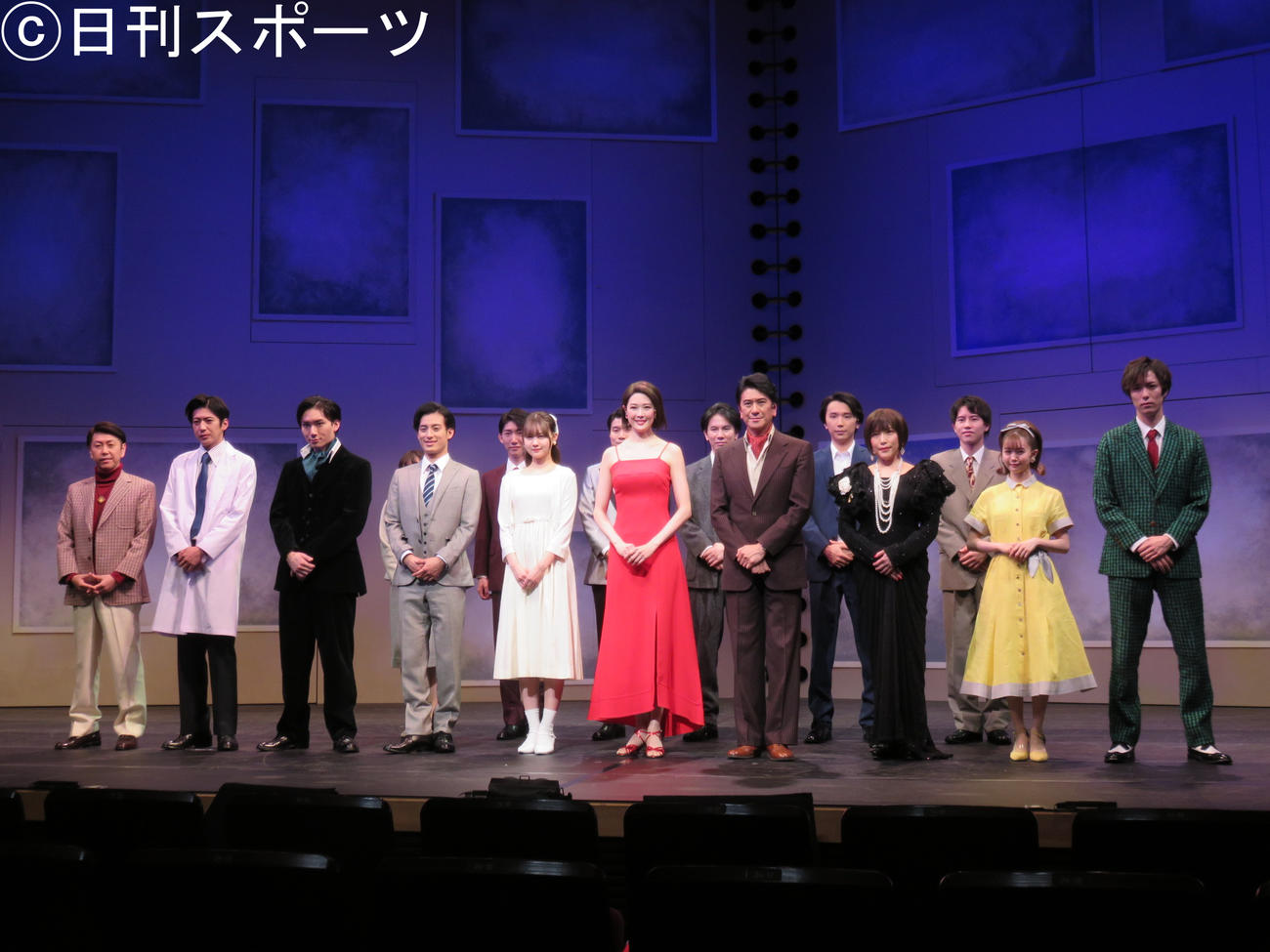舞台「夜明けのうた」の出演者たち。前列左から6人目が麻央侑希