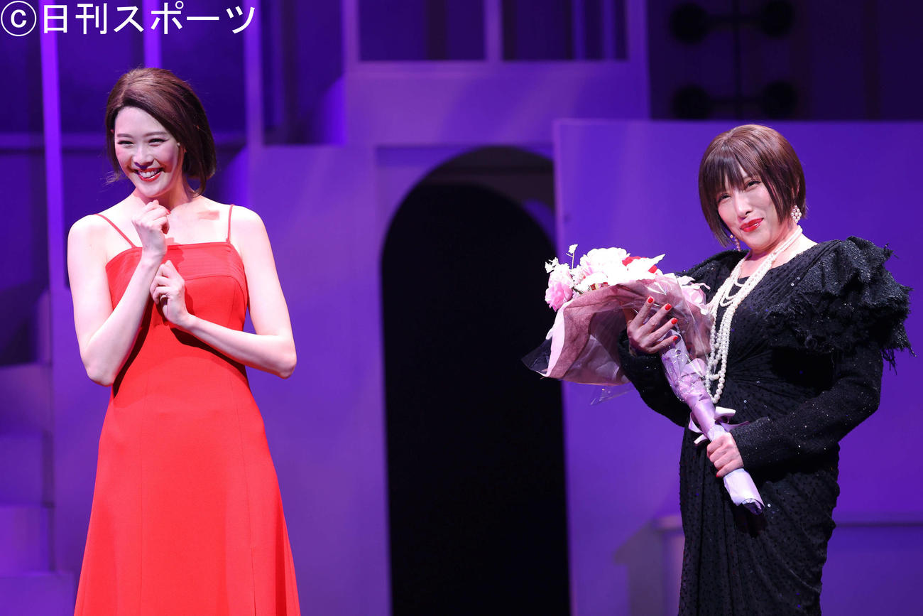 舞台「夜明けのうた」公開ゲネプロで熱演する麻央侑希（左）とTRFのYU－KI（撮影・河田真司）