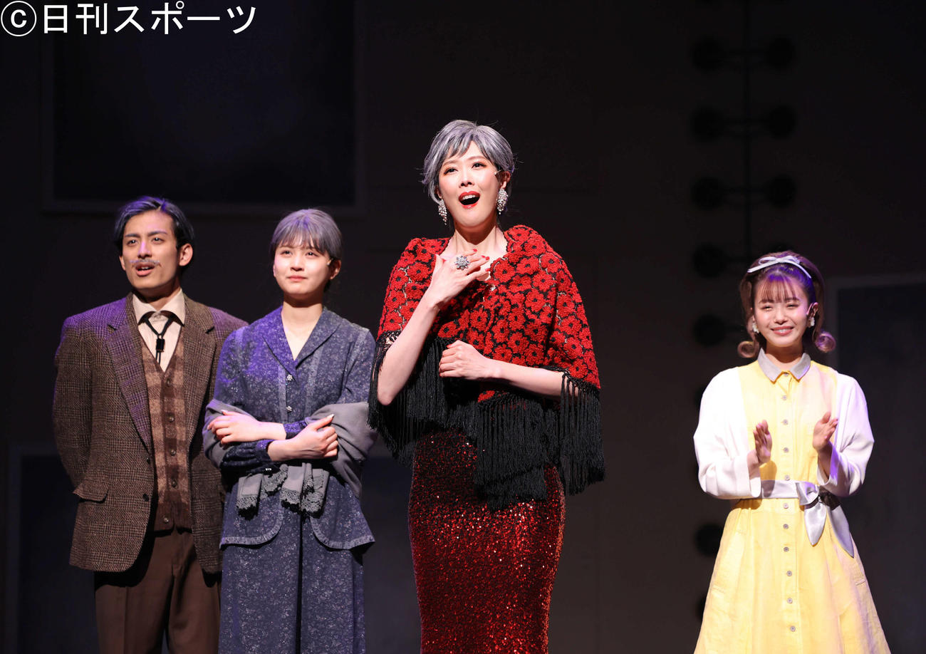 舞台「夜明けのうた」公開ゲネプロで熱演する麻央侑希（中央）。左から武子直輝、中村麗乃、1人おいて市川美織（撮影・河田真司）