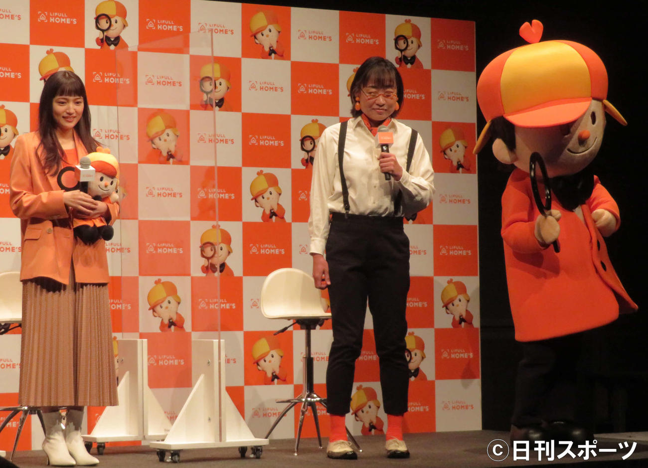 LIFULL HOME'S新CM発表会に登壇した川口春奈（左）と眼鏡をかけて山里亮太になりきった山崎静代（撮影・村上幸将）