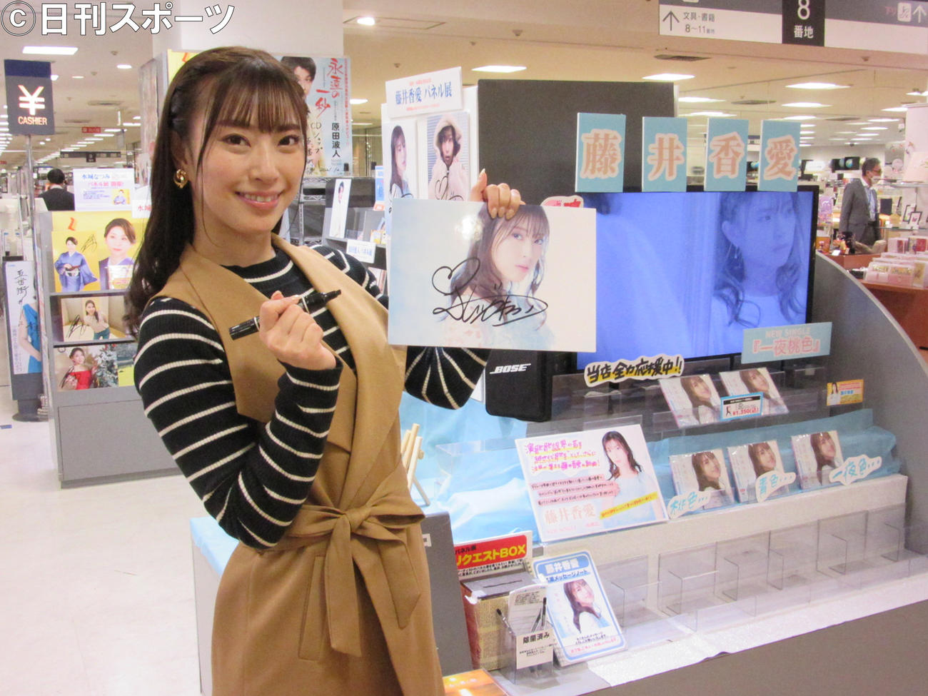 新曲発売イベントで自身のパネルにサインする藤井香愛
