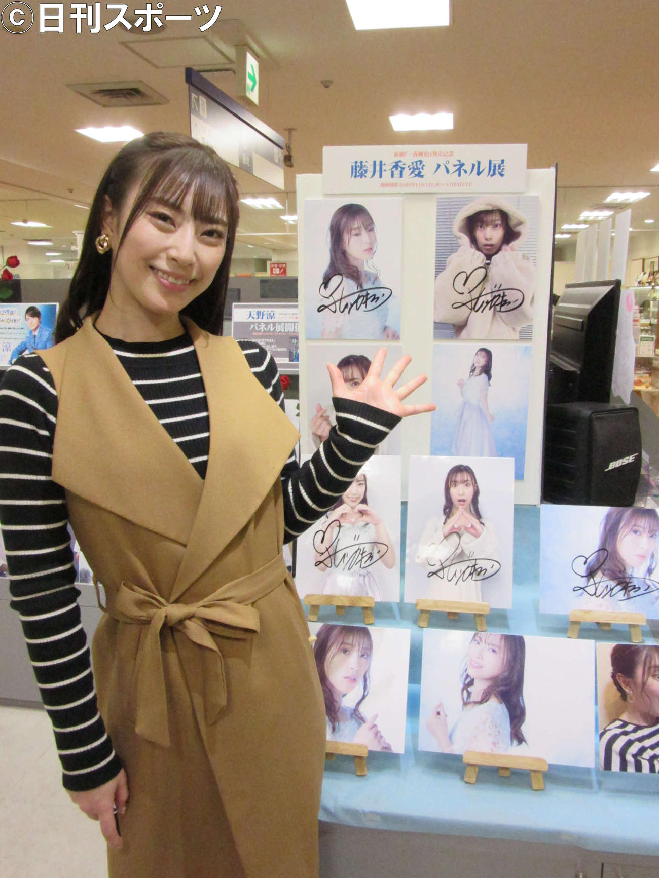 新曲発売のパネル展を開催した藤井香愛（13日、池袋東武百貨店のCDショップ五番街）