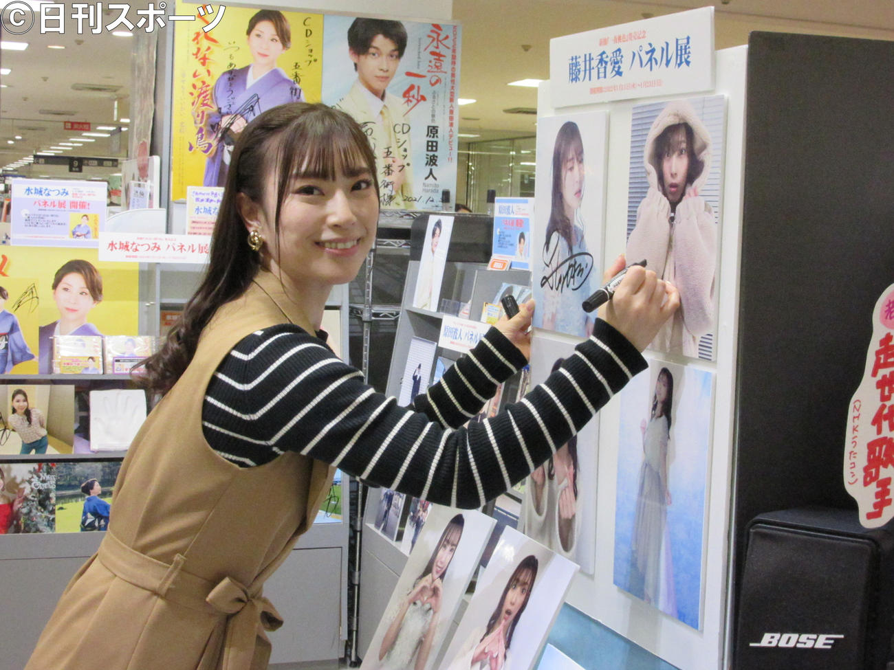 自身のパネルにサインする藤井香愛（13日、東京・池袋東武百貨店のCDショップ五番街）