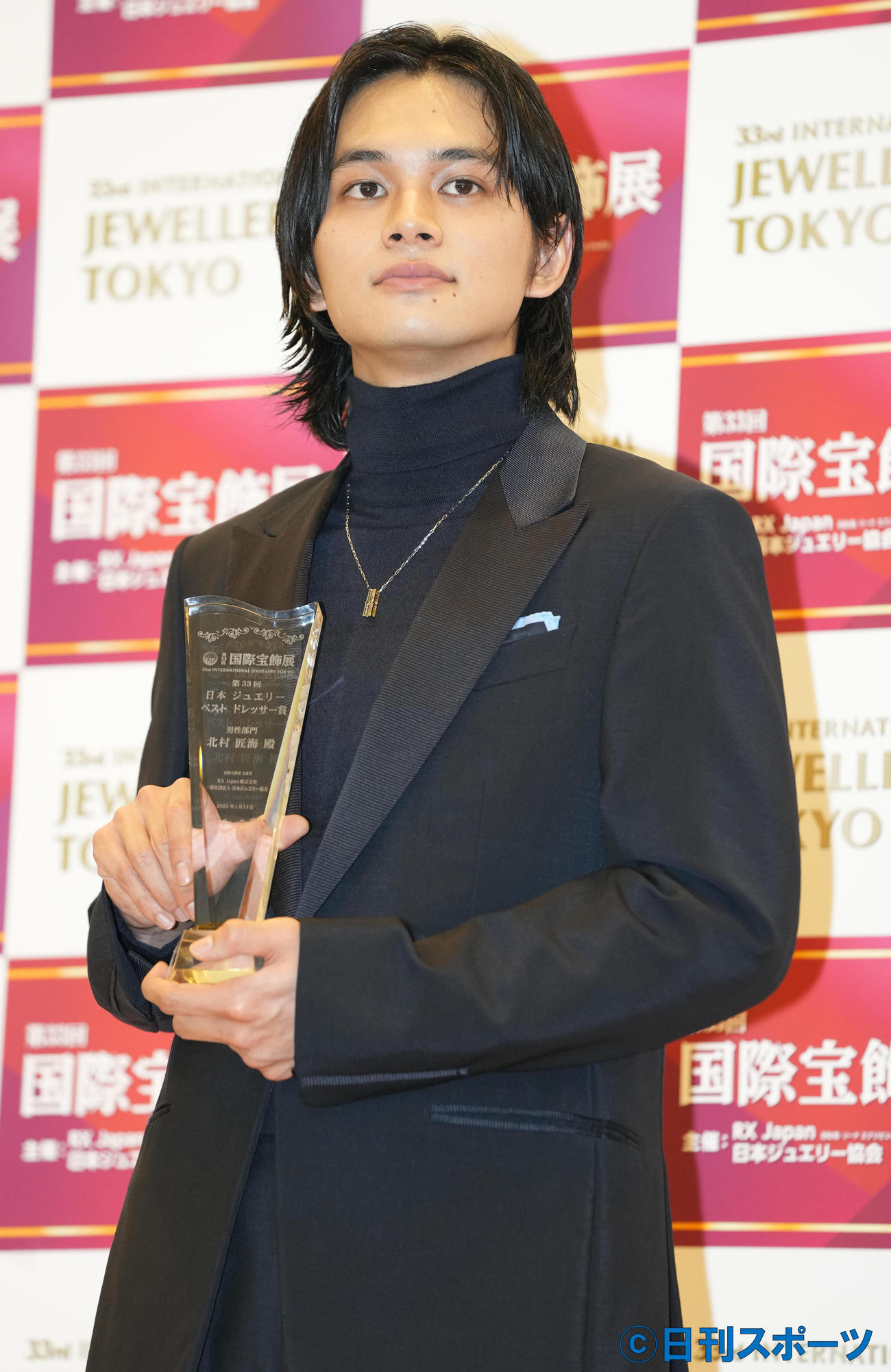 「第33回日本ジュエリーベストドレッサー賞」男性部門を受賞した北村匠海はトロフィーを手に写真に納まる（撮影・鈴木みどり）