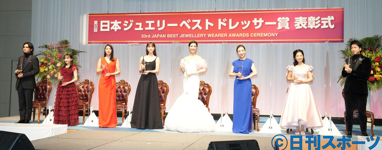 「第33回日本ジュエリーベストドレッサー賞」表彰式で写真に納まる受賞者たち。左から北村匠海、芦田愛菜、広瀬アリス、佐々木希、アンミカ、真矢ミキ、宮崎美子、水谷隼（撮影・鈴木みどり）