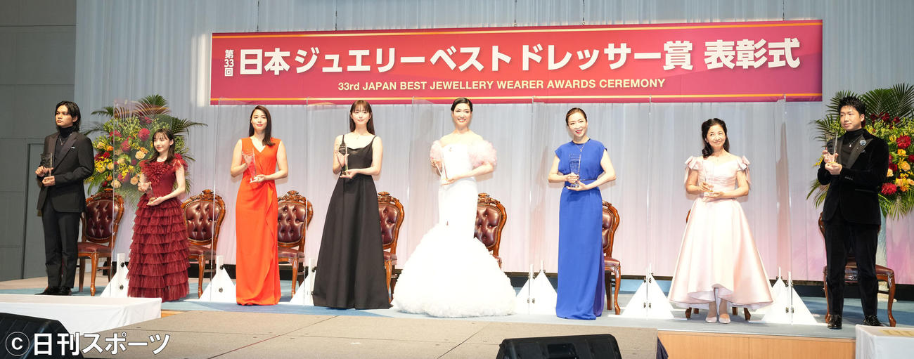 「第33回日本ジュエリーベストドレッサー賞」表彰式で写真に納まる受賞者たち。左から北村匠海、芦田愛菜、広瀬アリス、佐々木希、アンミカ、真矢ミキ、宮崎美子、水谷隼（撮影・鈴木みどり）