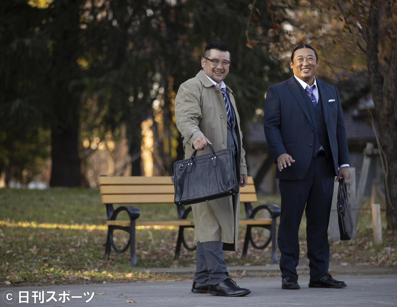 ドラマ「桃色探訪～伝説の風俗～」で共演するケンドーコバヤシ（左）とロバート秋山竜次は撮影の合間に学生たちに笑顔で手を振る（撮影・垰建太）