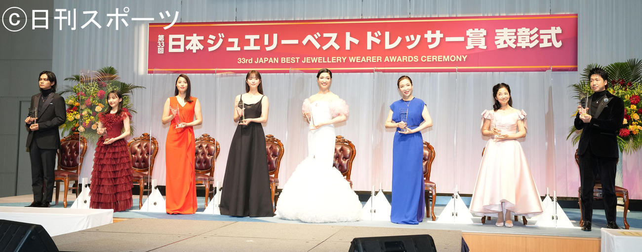 「第33回日本ジュエリーベストドレッサー賞」表彰式で写真に納まる受賞者たち。左から北村匠海、芦田愛菜、広瀬アリス、佐々木希、アンミカ、真矢ミキ、宮崎美子、水谷隼（撮影・鈴木みどり）