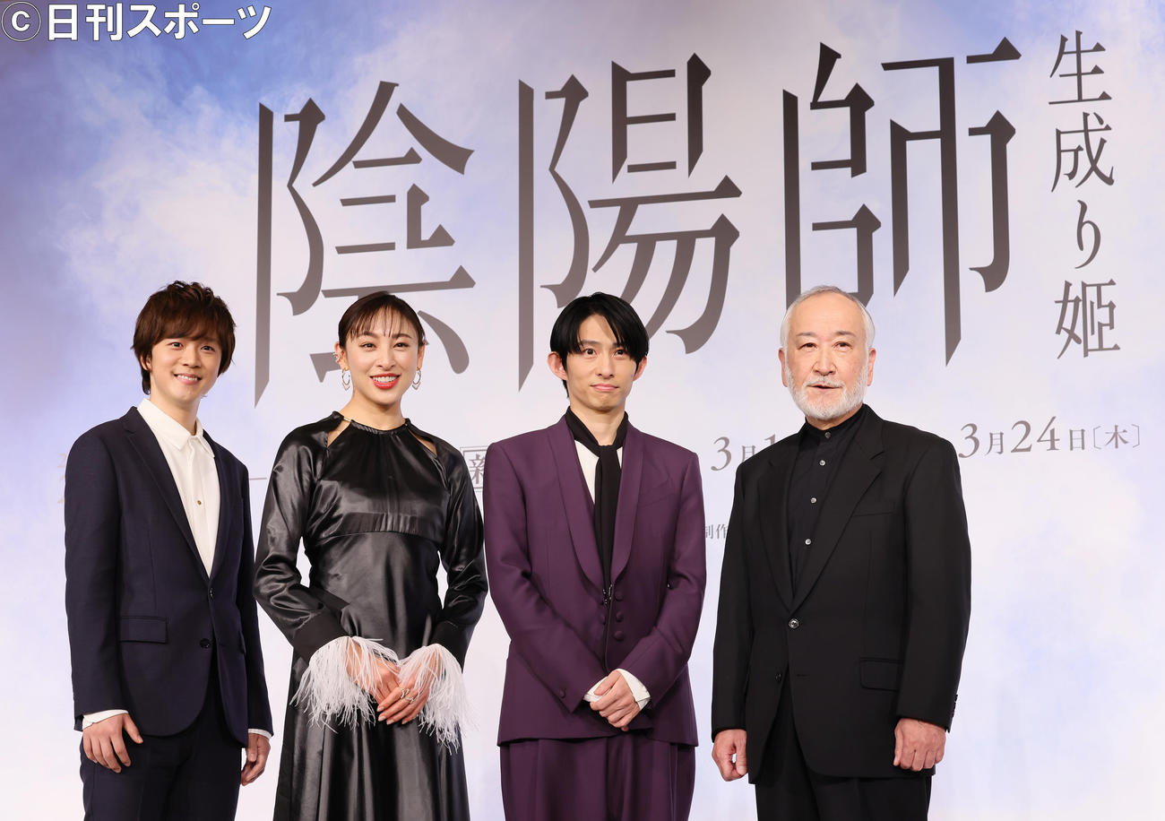 制作会見で笑顔を見せる、左から林翔太、音月桂、三宅健、木場勝己（撮影・足立雅史）