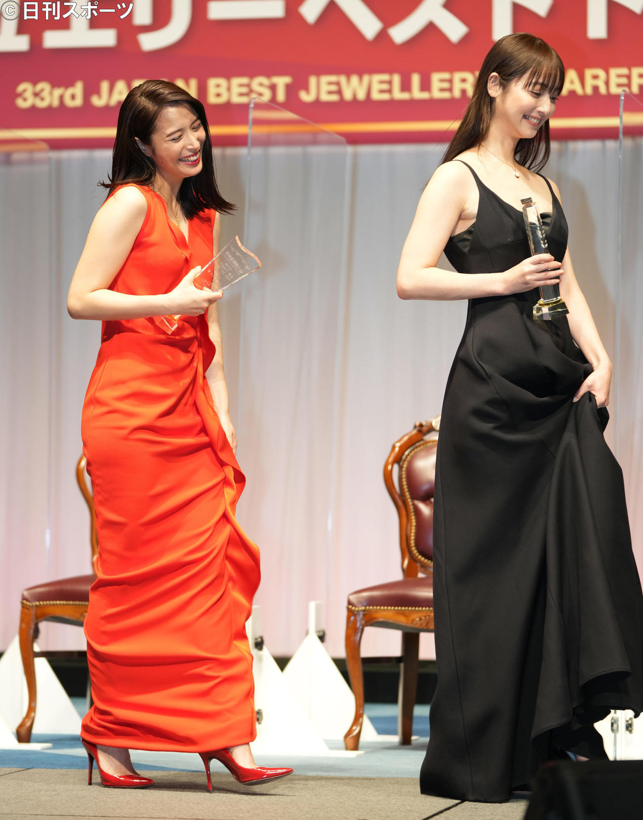 「第33回日本ジュエリーベストドレッサー賞」表彰式を終え笑顔の広瀬アリス（左）と佐々木希（撮影・鈴木みどり）