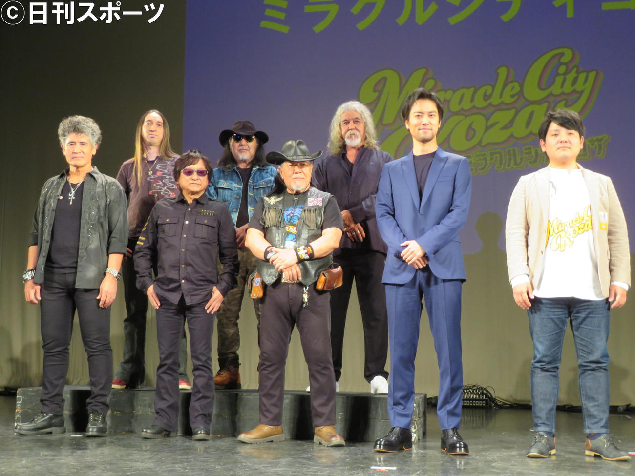 映画「ミラクルシティコザ」試写会＆舞台あいさつに登壇した左からバンド「紫」のメンバー、桐谷健太、平一紘監督（撮影・村上幸将）