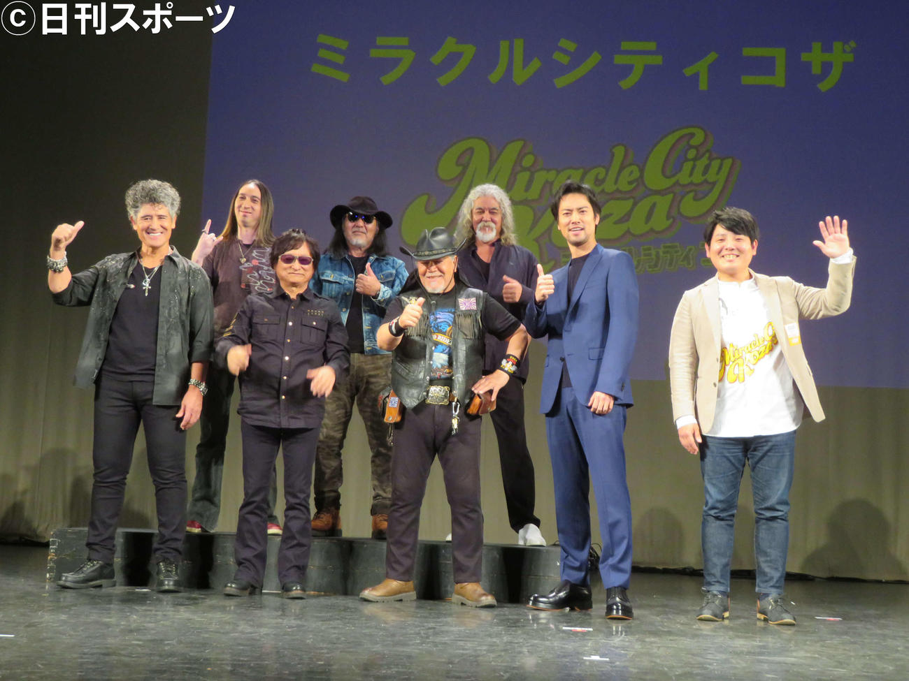 映画「ミラクルシティコザ」試写会＆舞台あいさつに登壇した左からバンド「紫」のメンバー、桐谷健太、平一紘監督（撮影・村上幸将）
