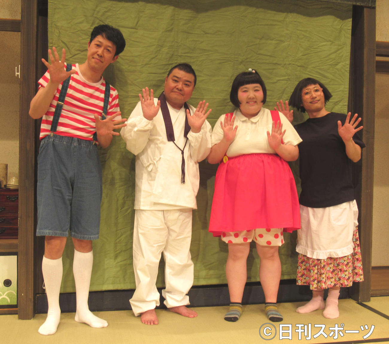 19年9月「吉本新喜劇ワールドツアー」最終公演に出演した小籔千豊（左端）