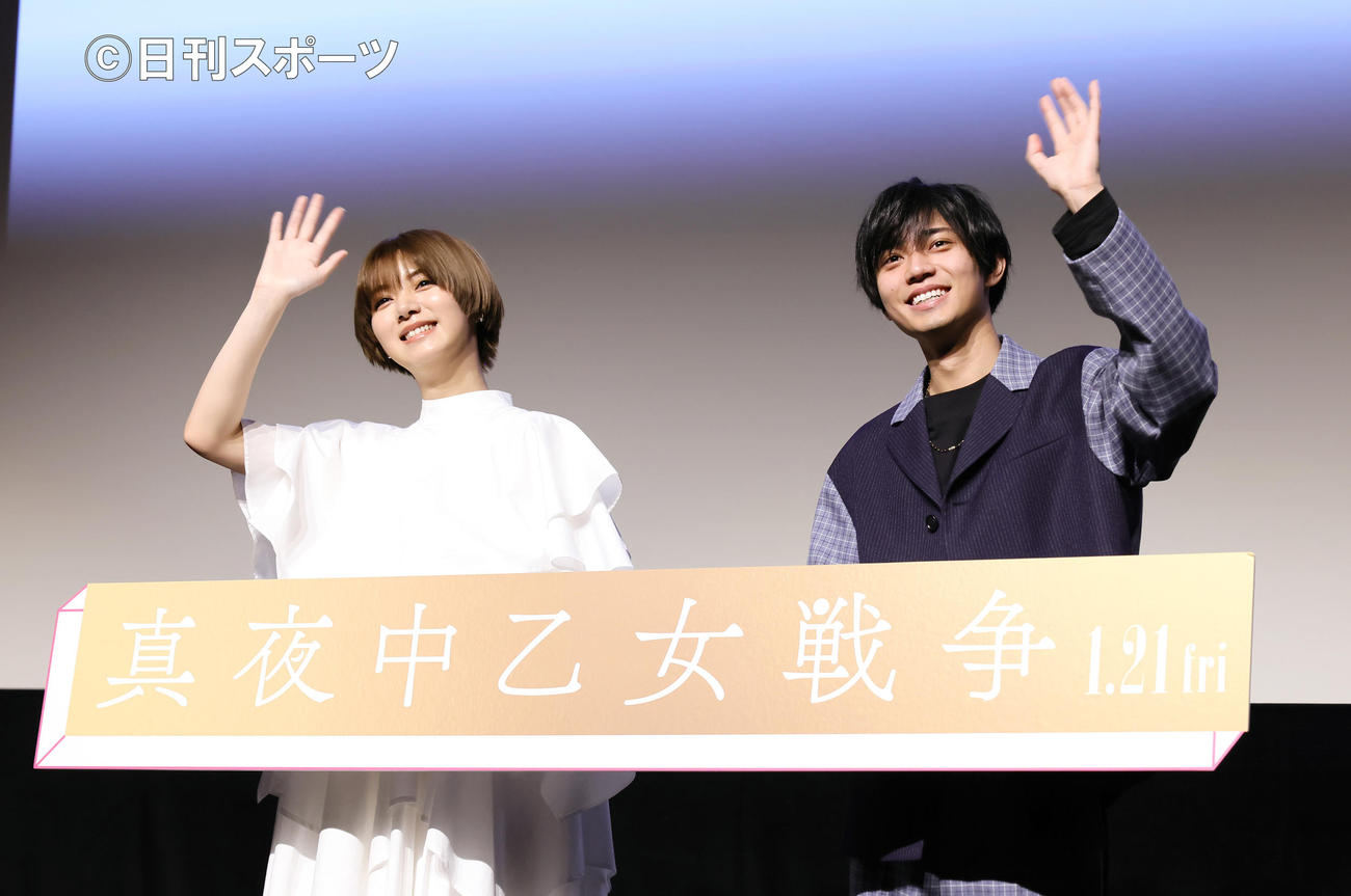 イベントにサプライズ登場した永瀬廉（右）と池田エライザ（撮影・足立雅史）